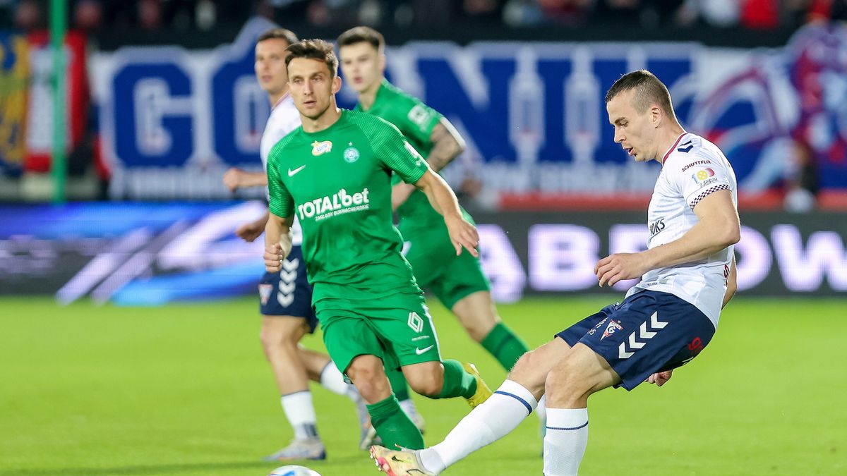 Zawodnik Górnika Zabrze Boris Sekulic (P) i Jakub Kiełb (L) z Warty Poznań 