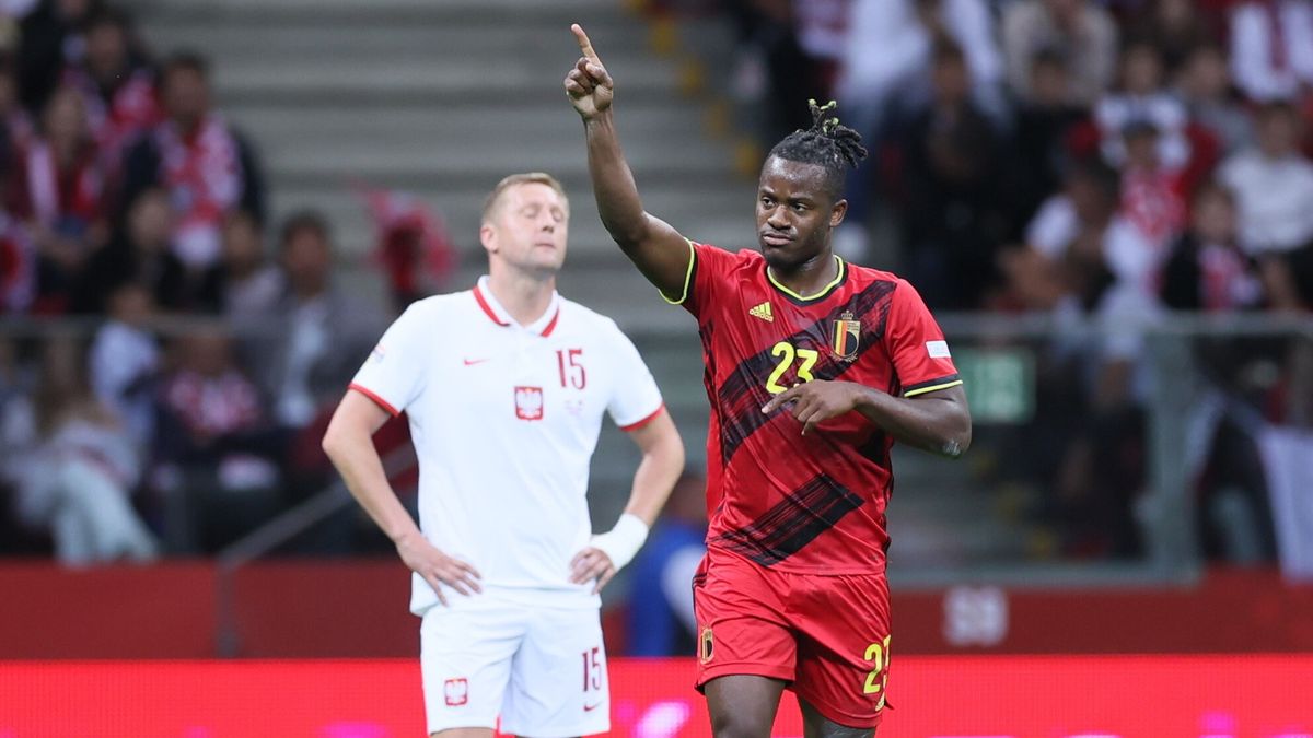 Michy Batshuayi, w tle Kamil Glik