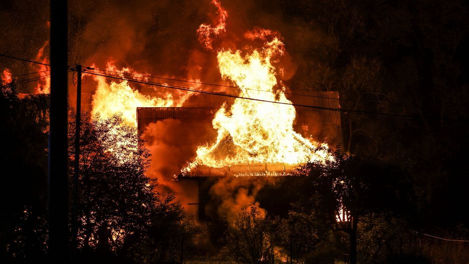 Walka z ogromnym pożarem domu w Łosinie. 10 jednostek straży pożarnej w akcji