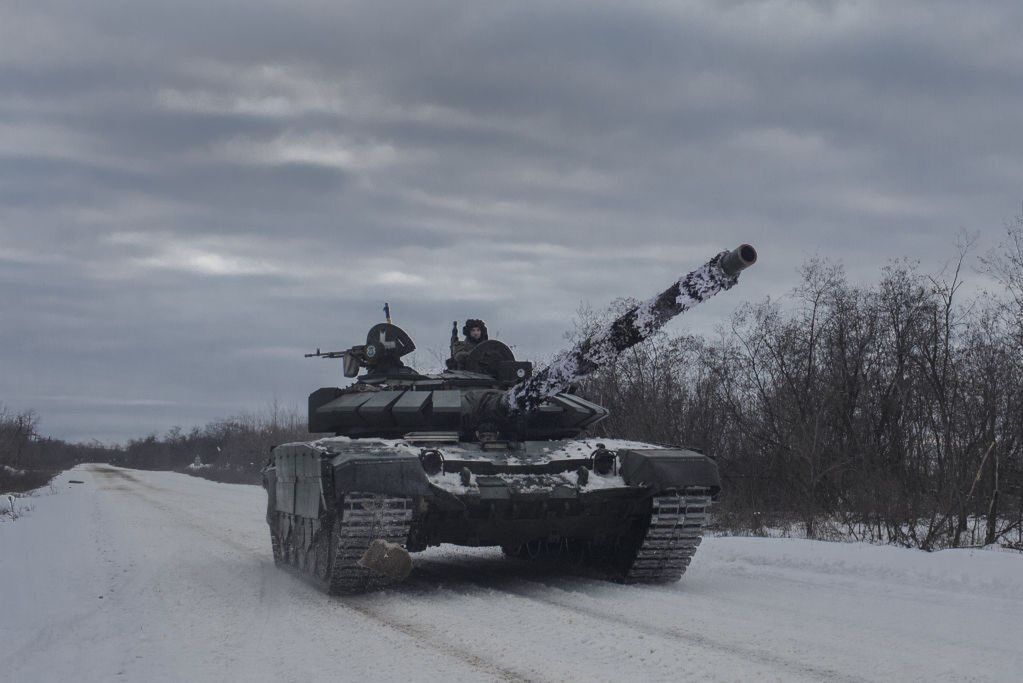 Były rosyjski czołg T-72B3 w okolicach Bachmutu w służbie Ukrainy - zdjęcie poglądowe