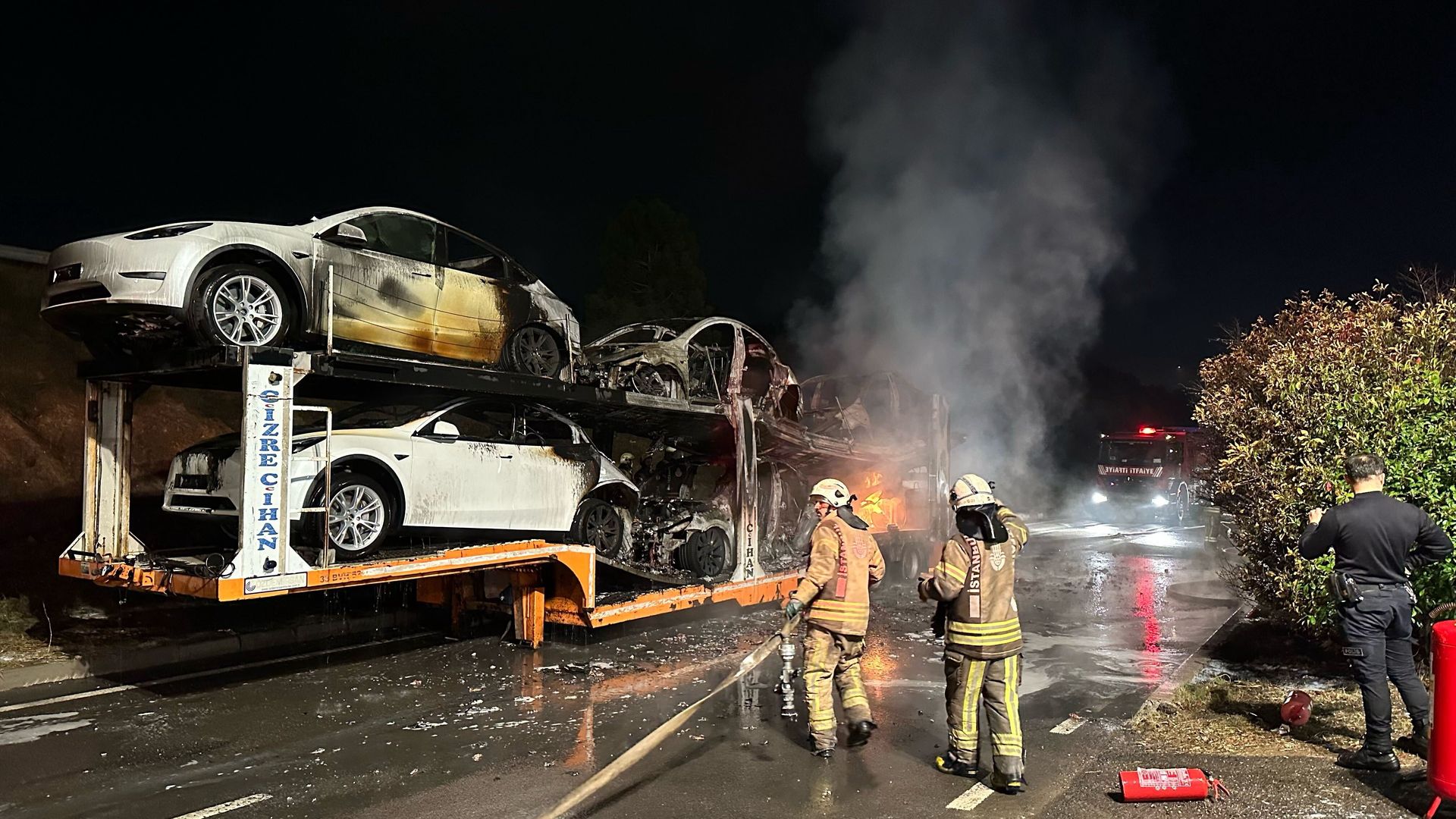 6 samochodów elektrycznych płonie na lawecie w Istambule