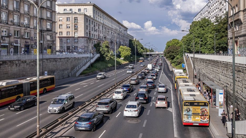 Reporter archiwum 2024 06
20.05.2024 Warszawa, Trasa Lazienkowska (Aleja Armii Ludowej) na odcinku pomiedzy ulica Marszalkowska a Placem na Rozdrozu. Ten, przeprowadzony w wykopie, fragment jest uciazliwie glosny, na co od lat skarza sie mieszkancy najblizej polozonych budynkow. Projekt przykrycia arterii zostal wpisany do planu zagospodarowania rejonu Agrykoli ze wskazaniem Stolecznego Zarzadu Rozbudowy Miasta jako zrodla finansowania i terminem realizacji w latach 2024-2028. 
fot. Eryk Stawinski/REPORTER
Eryk Stawinski/REPORTER