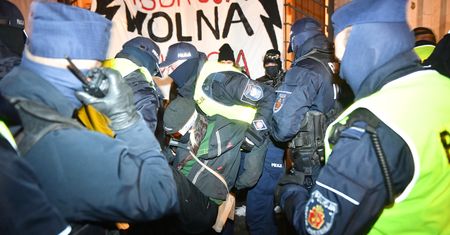 Strajk Kobiet. Policja ustąpiła pod naporem tłumu. Nagranie z Warszawy