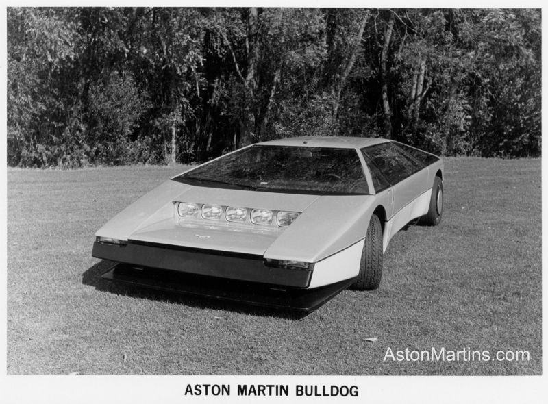 Aston Martin Bulldog powstał w 1979 roku i był napędzany przez mało ekologiczne, 5,3-litrowe V8