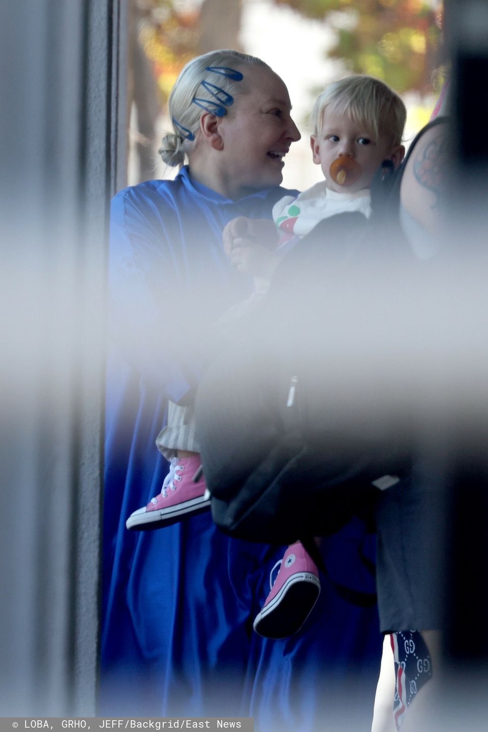 Sia z synem na dziecięcej siłowni