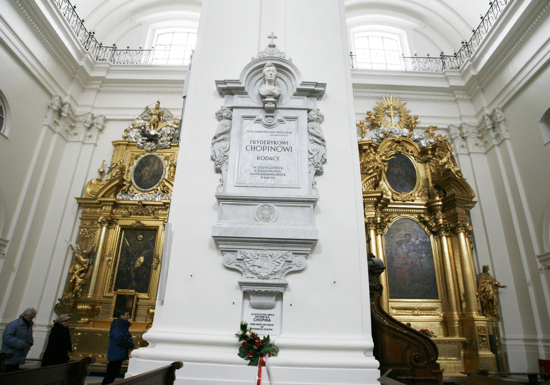 Wnętrze bazyliki Świętego Krzyża w Warszawie