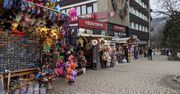 Zakopane. Krupówki zalane tandetą. "Trzeba wymyślać cuda na kiju, bo ciupagi już nie wystarczają "