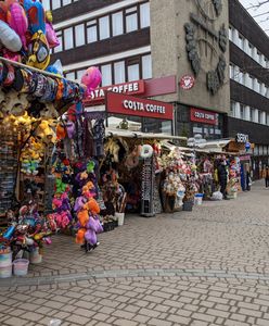 Zakopane. Krupówki zalane tandetą. "Trzeba wymyślać cuda na kiju, bo ciupagi już nie wystarczają "