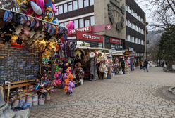 Zakopane. Krupówki zalane tandetą. "Trzeba wymyślać cuda na kiju, bo ciupagi już nie wystarczają "