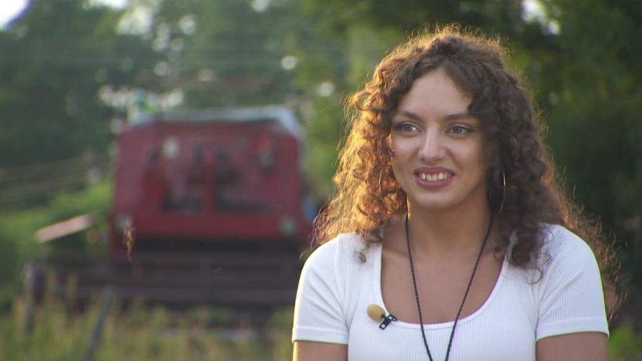 Wycofana i nieśmiała Justyna jest fanką motoryzacji. Ma piękne amerykańskie auto