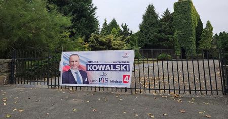 Janusz Kowalski na bramie cmentarza. Tłumaczy: To prowokacja