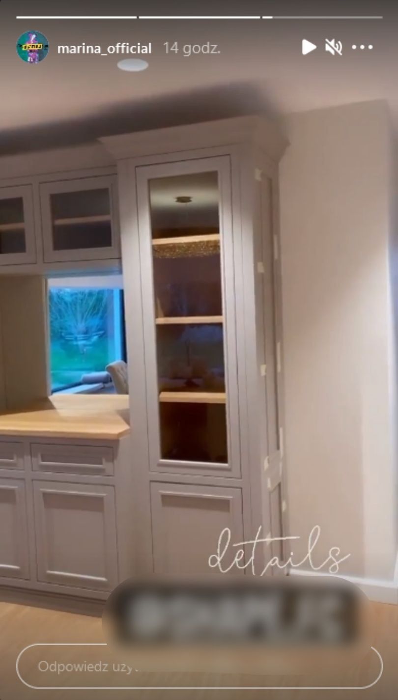 Marina Łuczenko prezentuje kolejne pomieszczenia w domu z windą