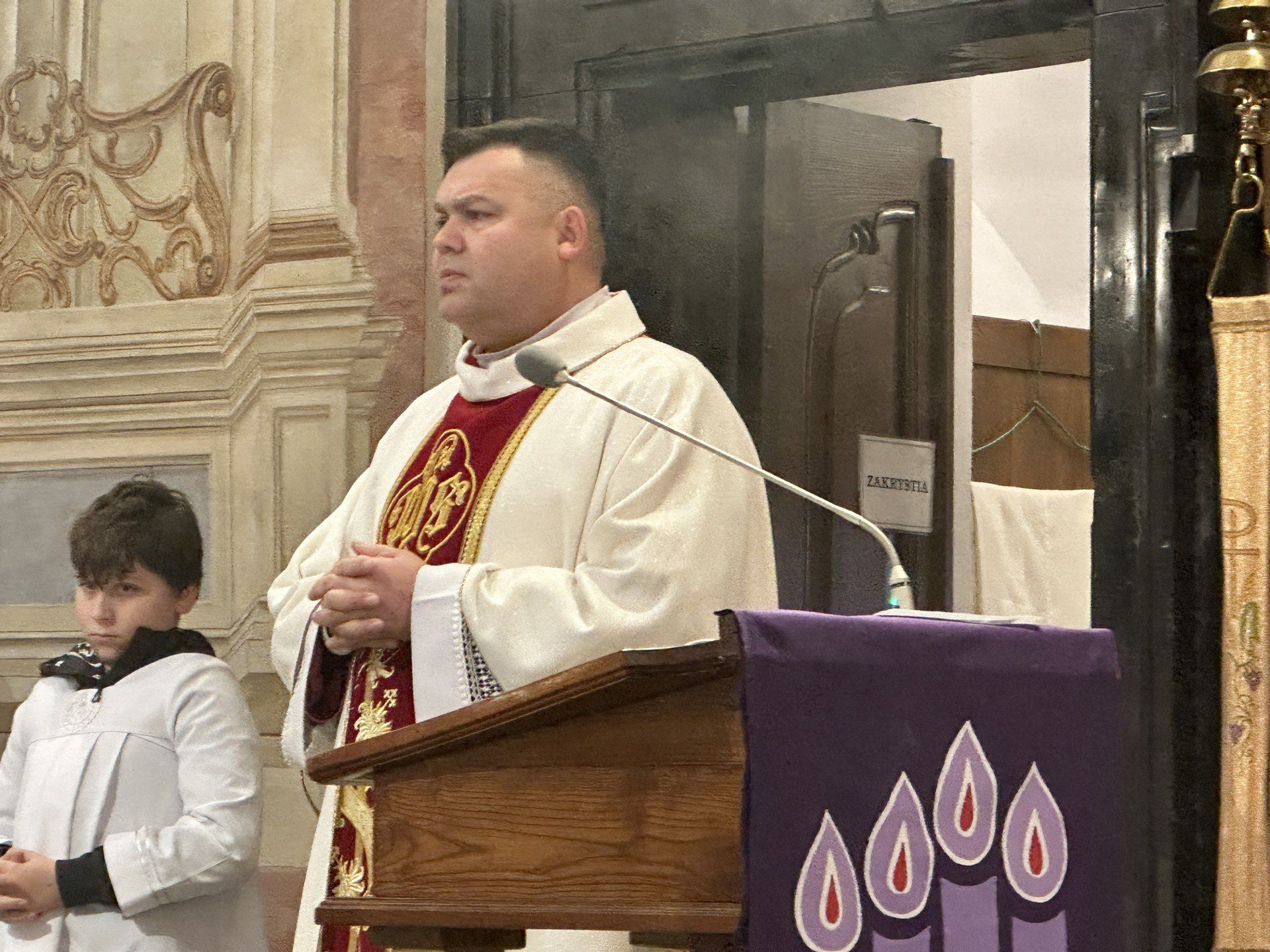 Proboszcz parafii ksiądz Tomasz Cuber