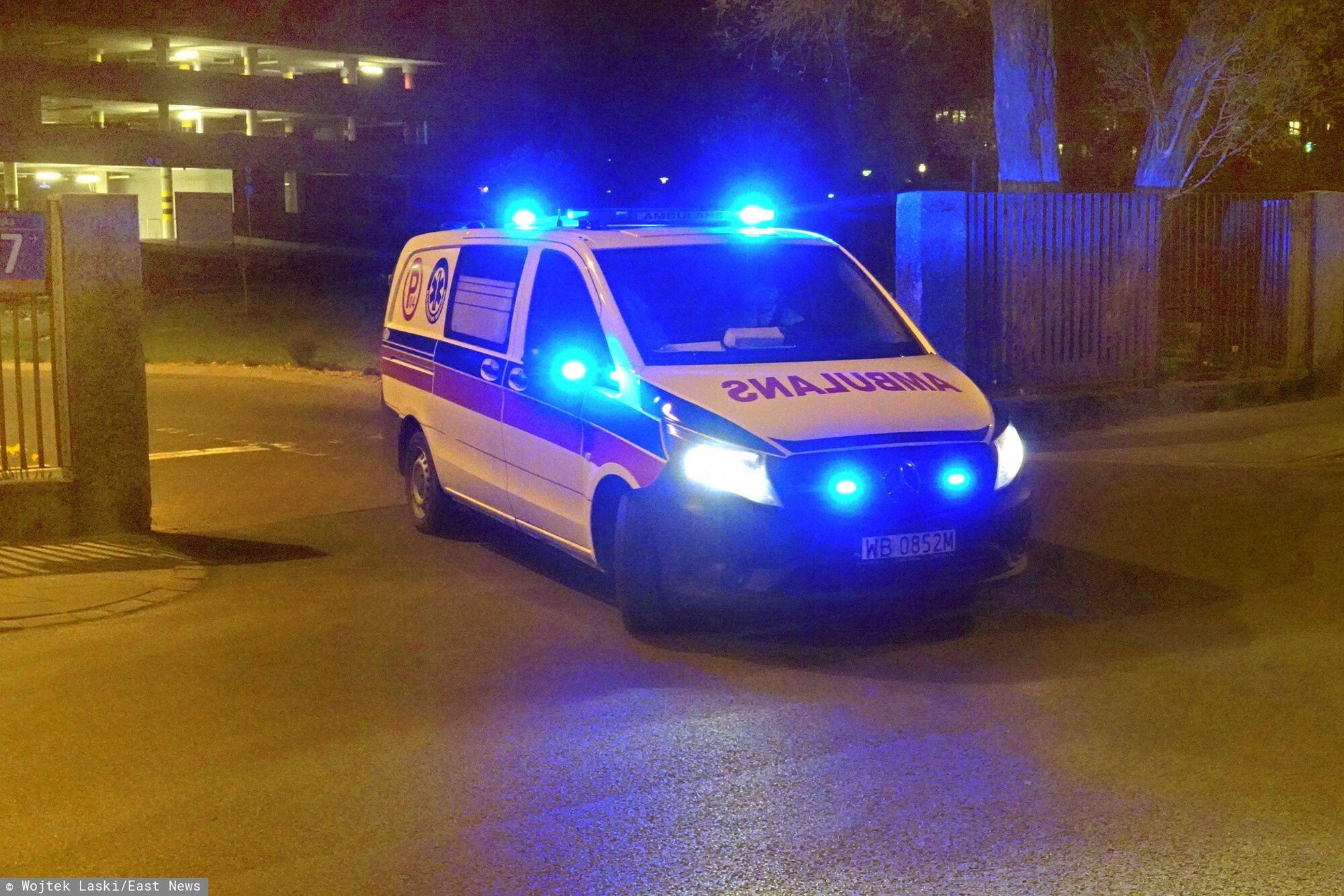 - Najgorsza była pierwsza fala pandemii - mówią operatorzy. Brakowało karetek. Kobieta dzwoni, że mąż ma zatrzymanie krążenia, a na zespół ratunkowy trzeba było czasem czekać kilka godzin. 