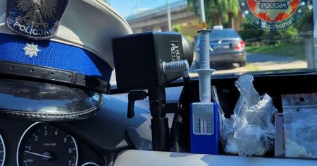 Taksówkarz wpadł. Policjanci w Szczecinie przetrzepali jego auto