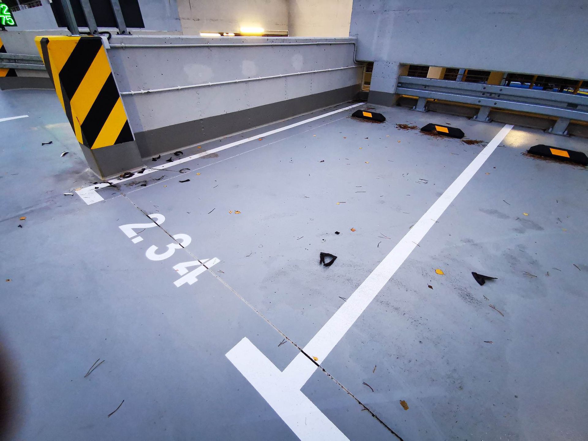 Porozrzucane części samochodowe na zamkniętym parkingu rażą mieszkańców Torunia