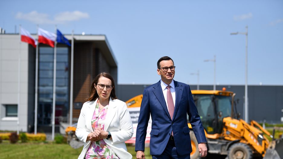 Mateusz Morawiecki i minister finansów Magdalena Rzeczkowska