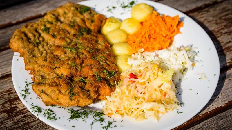 Schabowy z ziemniakami i surówką