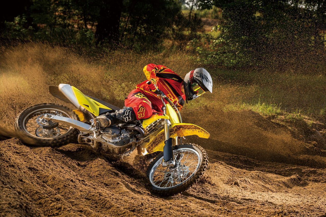 Terenowy zawodnik: Suzuki RM-Z450 na 2015 rok