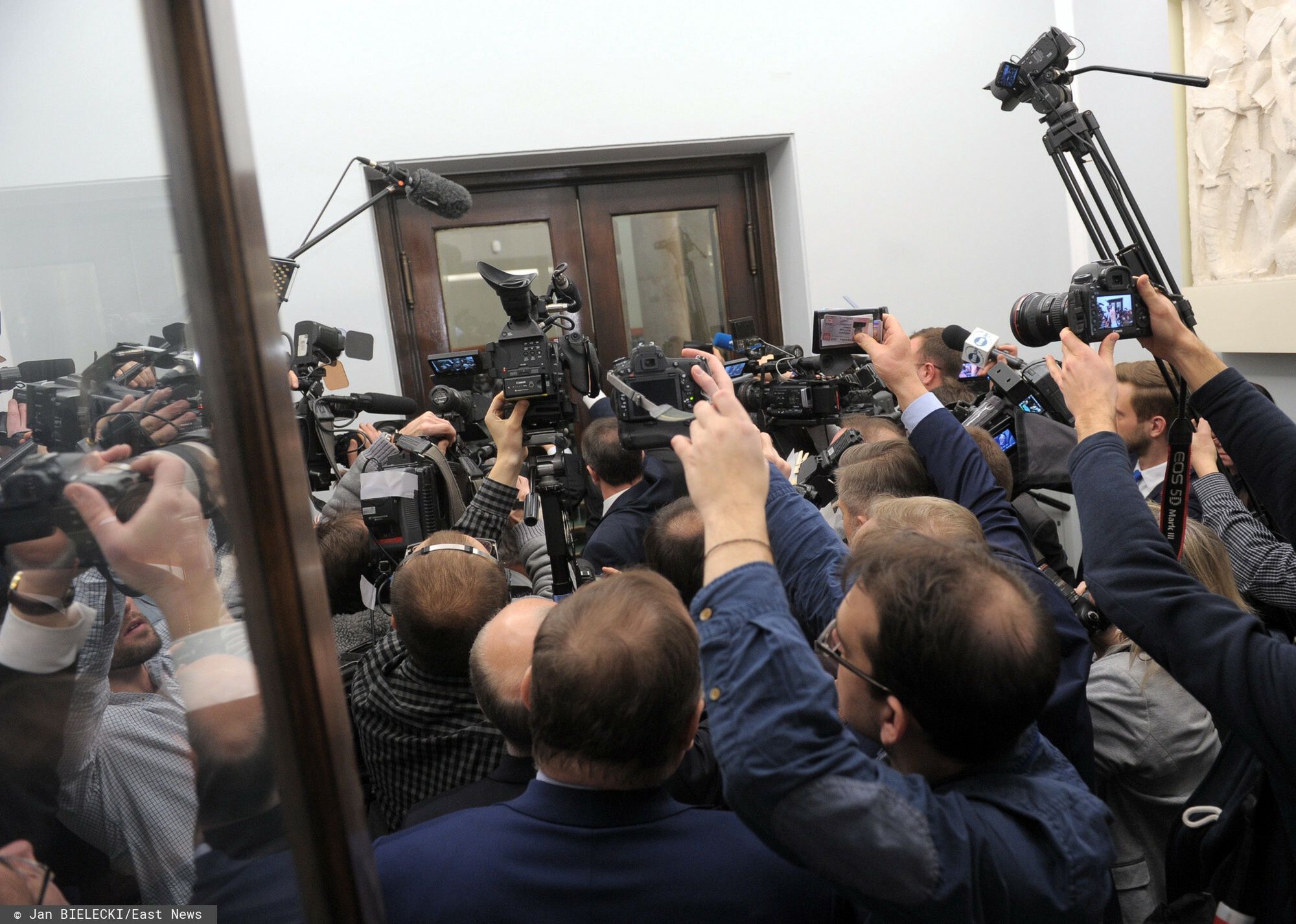 34. posiedzenie Sejmu VIII kadencji
Fot. Jan Bielecki/East News, Warszawa 11.01.2017  34. posiedzenie Sejmu VIII kadencji - dziennikarze przed zamknieta sejmowa galeria.
JAN BIELECKI