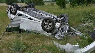 Krasnystaw: Groźne dachowanie na drodze krajowej. Volkswagen Golf wjechał do rowu