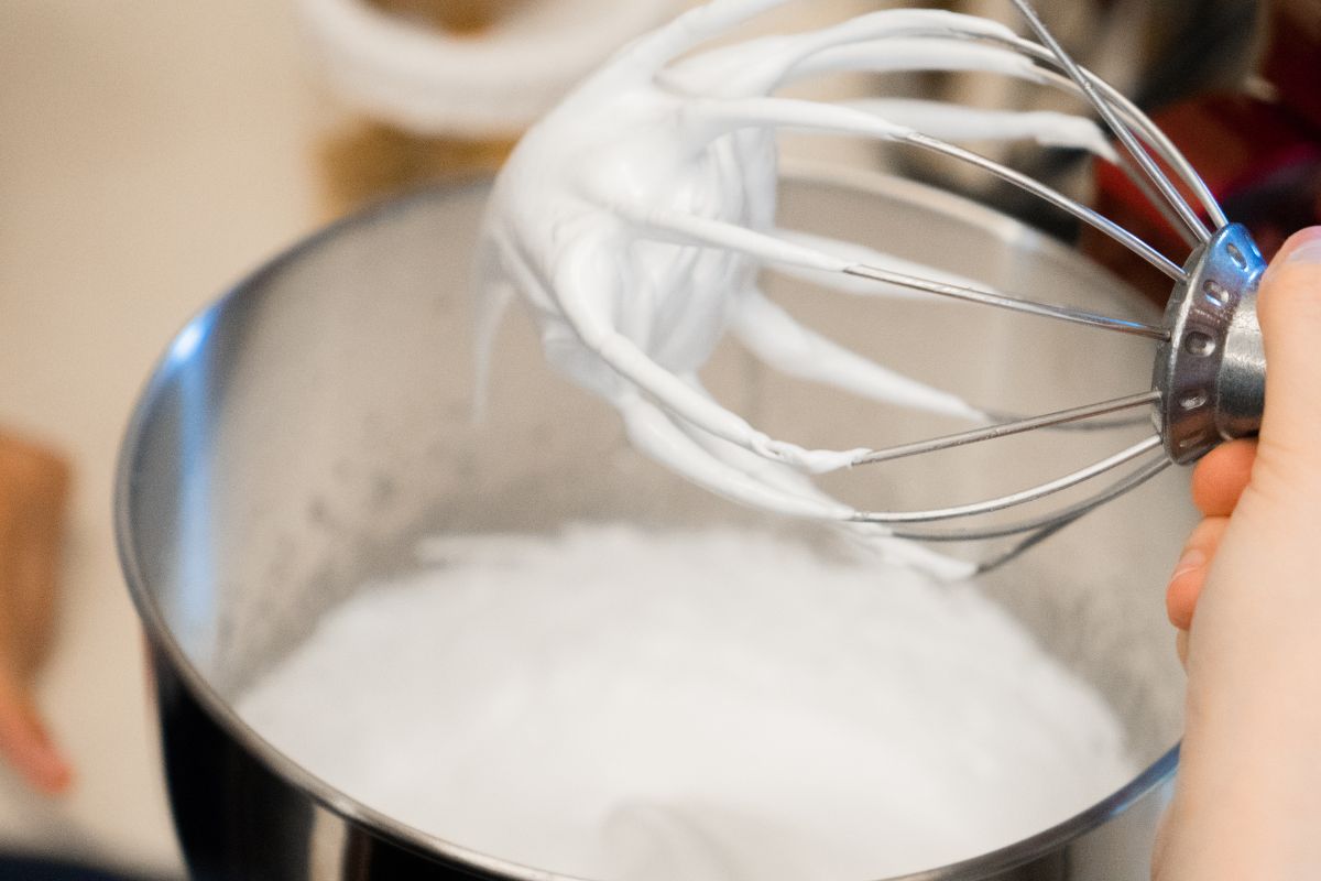 Ciasto słoneczne to połączenie delikatne masy twarogowej słodkiej bezy