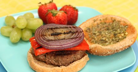 Opiekane burgery z mięsa mielonego z wołowiny (90% mięsa, 10% tłuszczu)