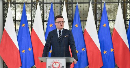 Kary dla polityków PiS. Doszło do pomyłki. Hołownia przeprasza