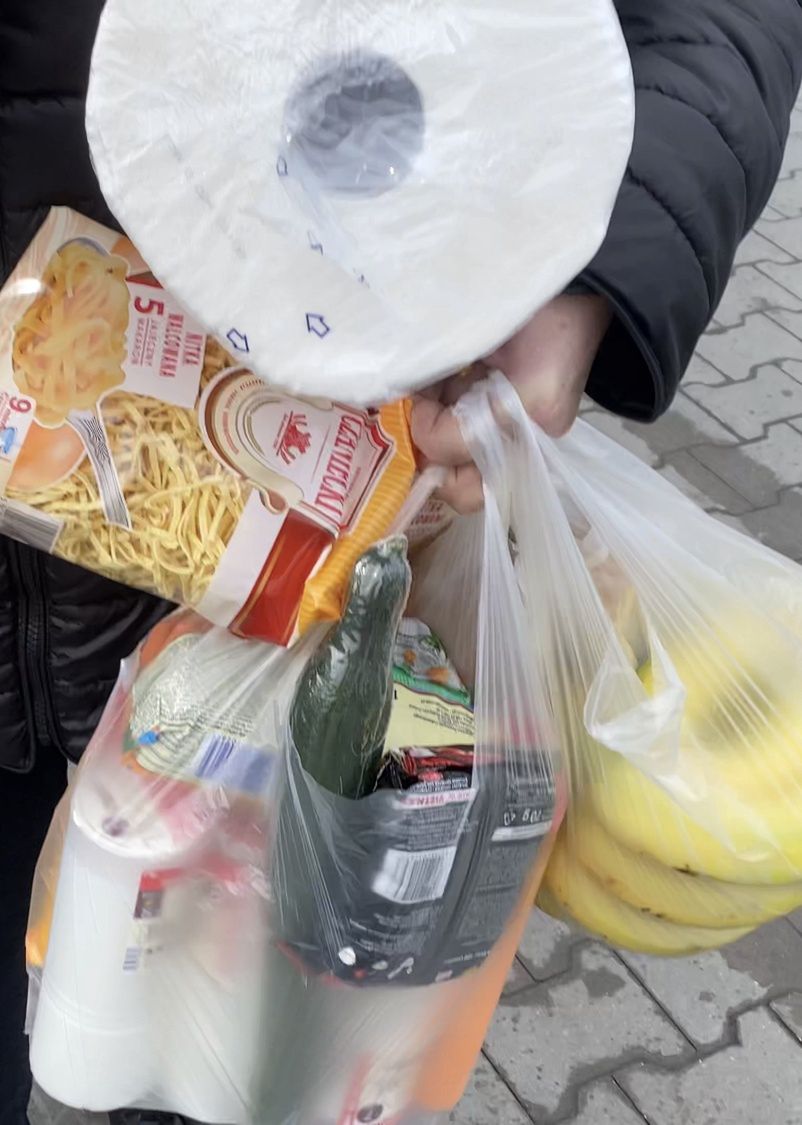 Siatka z zakupami pani Danuty. Rachunek? 150 złotych