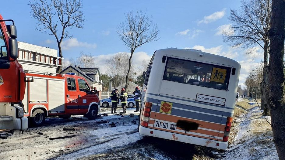 Tragedia na Mazowszu. Autobus zderzył się z osobówką