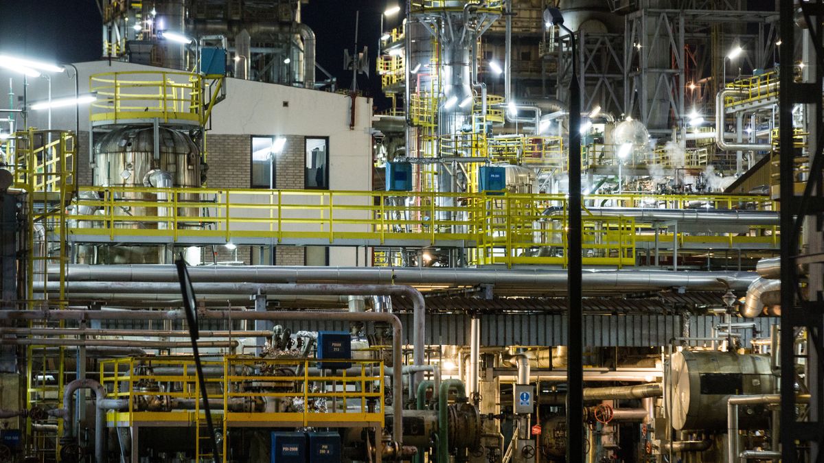 PLOCK, MASOVIAN, POLAND - 2024/07/07: A view of the extensive pipeline network of the PKN Orlen refinery. The PKN Orlen refinery is the main production plant, the largest refinery and petrochemical complex in Poland and one of the largest in Europe. The Orlen Group is a multi-energy refinery in Poland, Czech Republic and Lithuania. It manages the petrochemical segment and the hydrocarbon mining segment. In addition, it is developing the renewable energy sources segment and plans to develop safe nuclear energy. (Photo by Karol Serewis/SOPA Images/LightRocket via Getty Images)