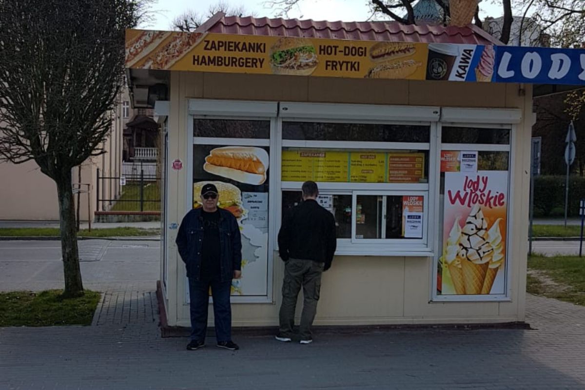Pan Zbigniew pod swoją budką z zapiekankami na Skwerze Pionierów w Kołobrzegu