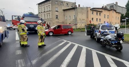 Dramatyczna sytuacja. Autobus staranował auta i wjechał w budynek