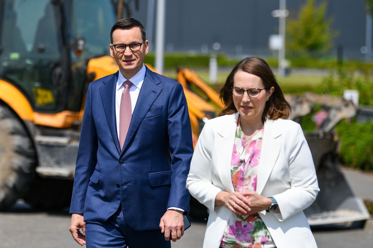 Premier Mateusz Morawiecki zarabia znacznie mniej od minister finansów Magdaleny Rzeczkowskiej (PAP/Piotr Polak)