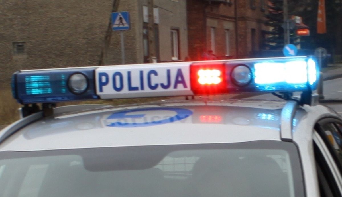 Warszawa. Pijany przejechał policjantce po nodze i uszkodził radiowóz