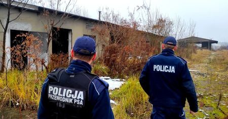 Zziębnięty i leżący na śniegu mężczyzna cudem uniknął śmierci. Policjanci uratowali go przed wychłodzeniem