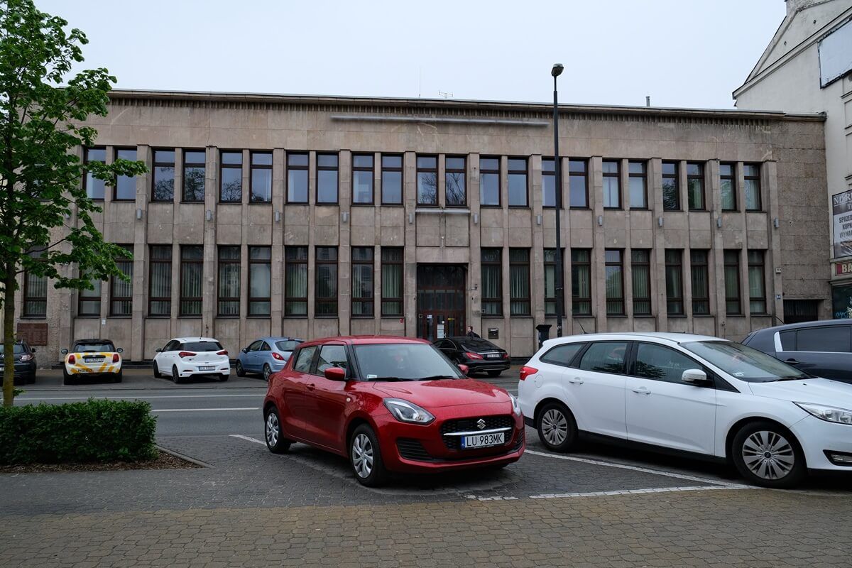 Kamienica Banku Pekao przy ul. Krakowskie Przedmieście 64 wystawiona na sprzedaż