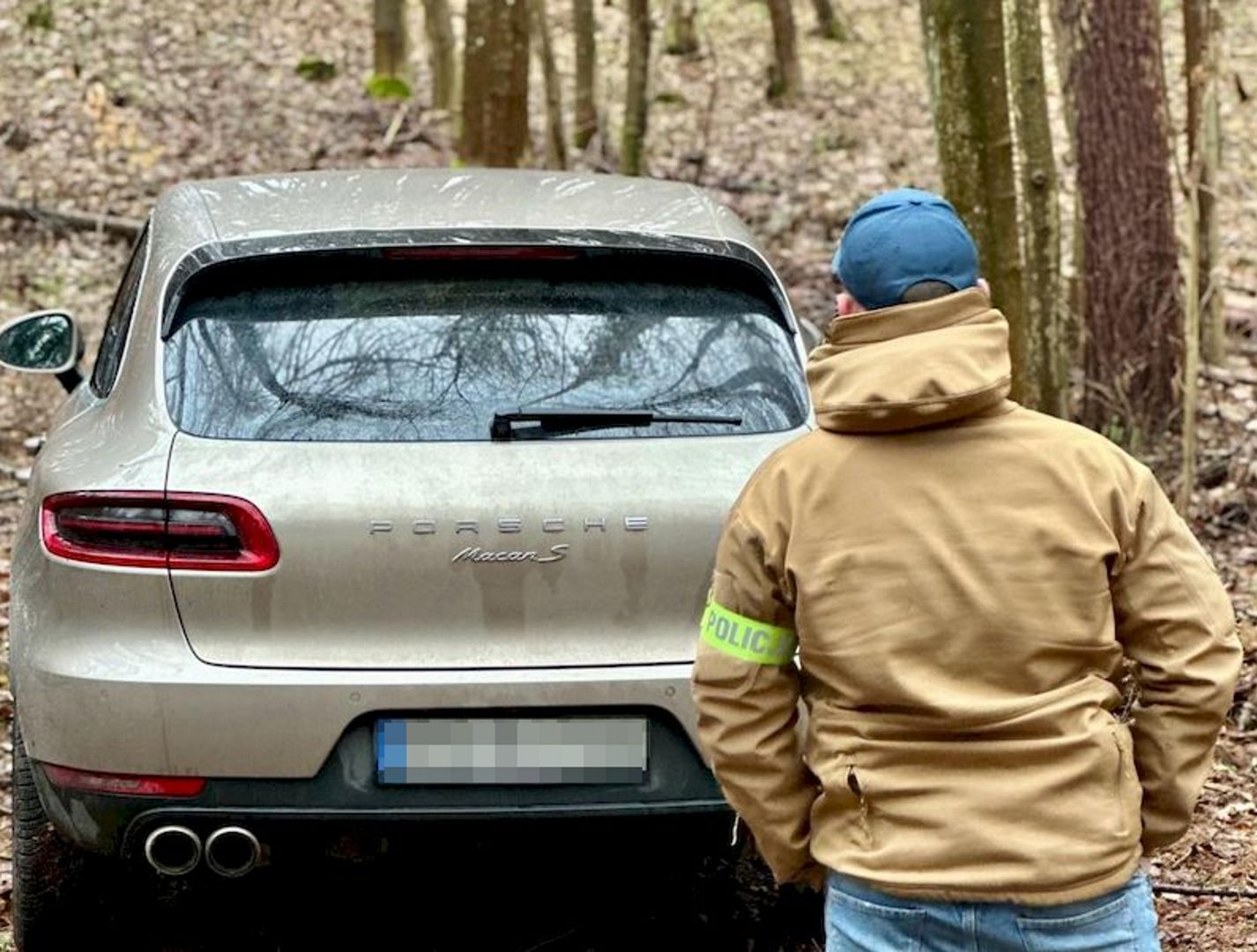 Porzucone porsche w środku lasu. Policjanci szukają sprawców