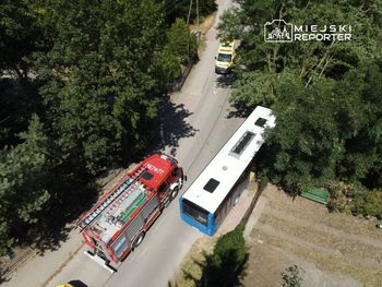 Kierowca miejskiego autobusu zasłabł, wjechał w słup i drzewo. W pojeździe było kilkanaście osób