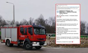 17-latek wpadł pod pociąg, gdy wnosił wózek. Jest pilny apel