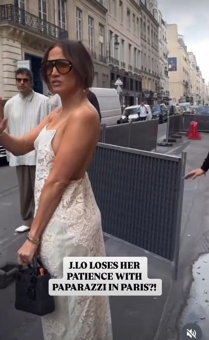 Jennifer Lopez SPIĘŁA SIĘ z fotoreporterami na ulicach Paryża