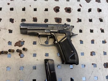 Pistolet pod kurtką na granicy w Zosinie. Obywatel Ukrainy usłyszał zarzut