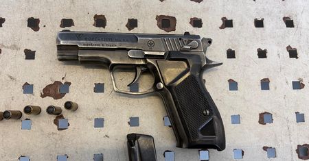Pistolet pod kurtką na granicy w Zosinie. Obywatel Ukrainy usłyszał zarzut