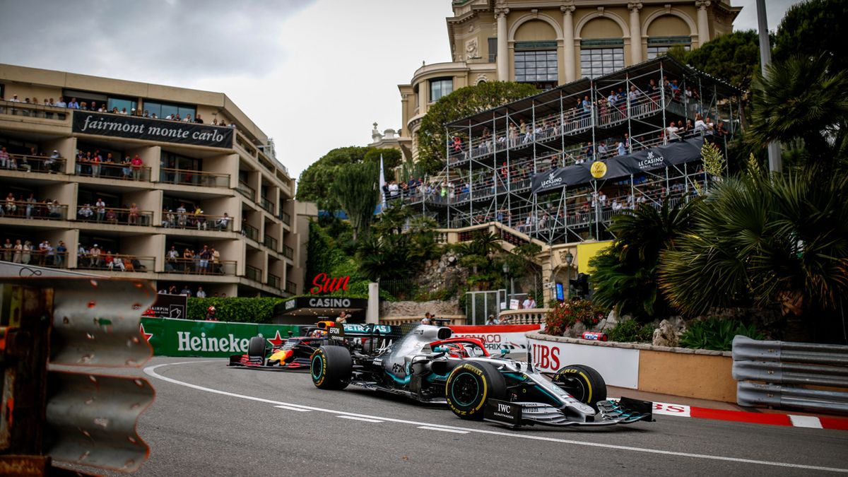 Zdjęcie okładkowe artykułu: Materiały prasowe / Mercedes / Na zdjęciu: Lewis Hamilton przed Maxem Verstappenem