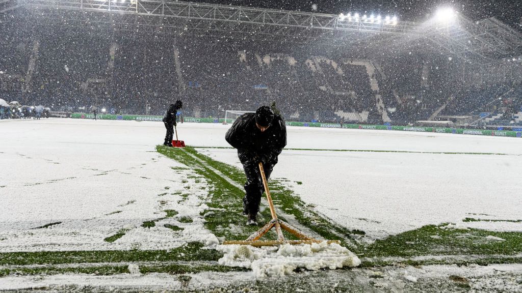 zaśnieżony stadion w Bergamo