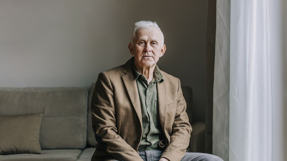 Senior man sitting on sofa in living room at home
Westend61
60-70 years, adults, caucasian, couch, grey hair, home, male, man, room, senior adults, three-quarter length