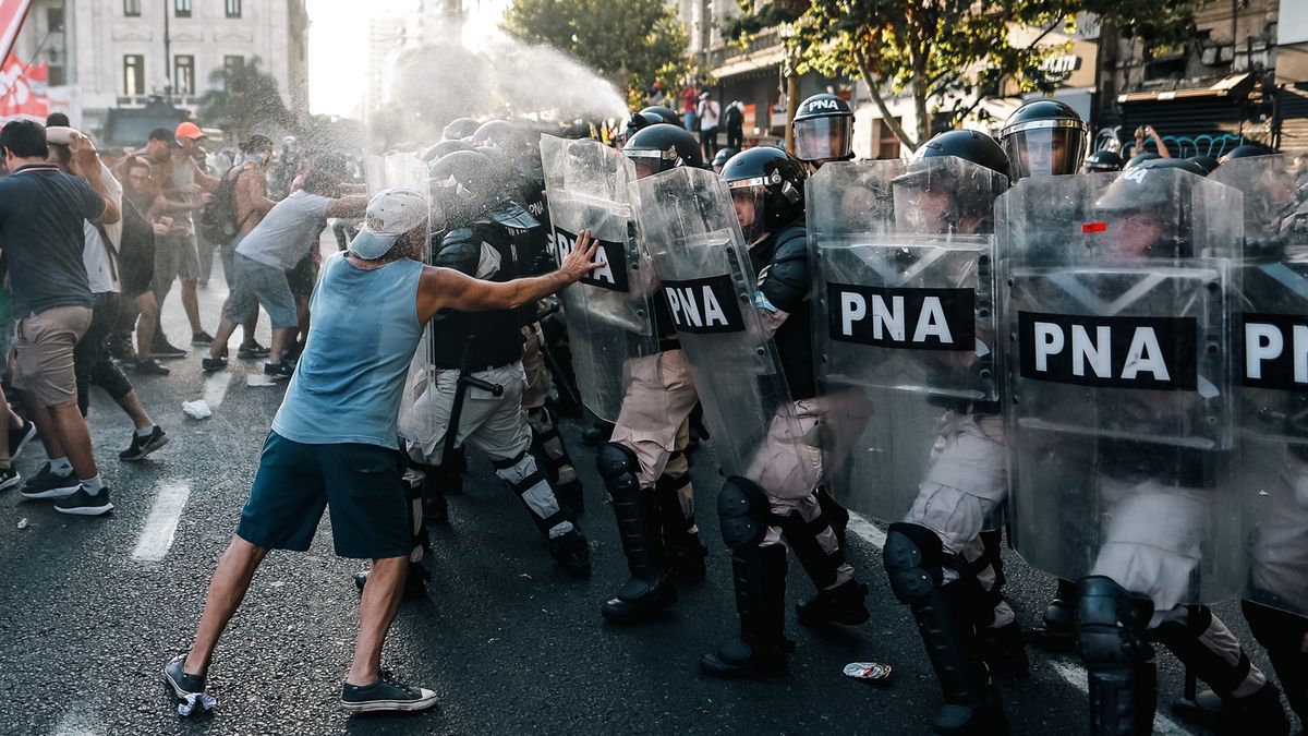 Zdjęcie okładkowe artykułu: PAP/EPA / PAP/EPA/JUAN IGNACIO RONCORONI / Na zdjęciu: protesty w Argentynie