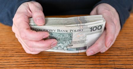 W nocy zadzwoniła "córka". Wyłudzili od seniorki niemal 100 tys. zł