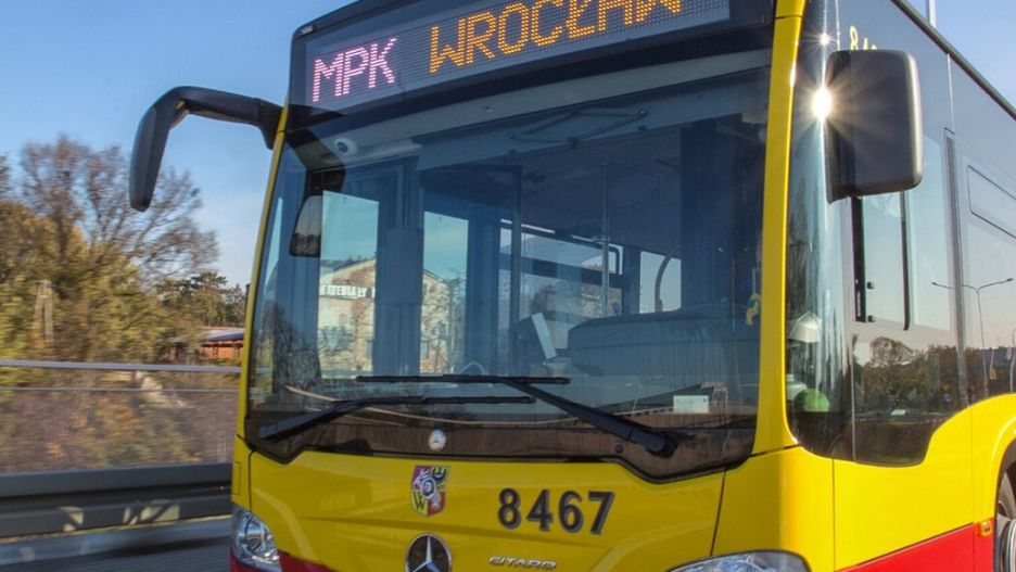 Wrocław. Szeryf za kierownicą autobusu. Policja zajmie się sprawą