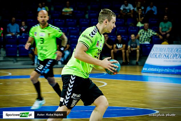 Białorusin był aktywny w defensywie, ale szybko złapał dwie kary